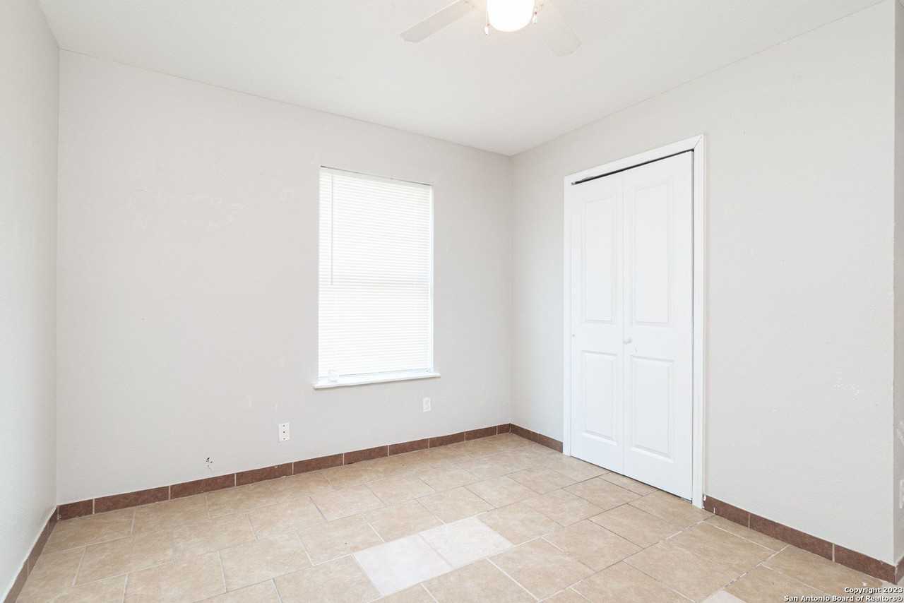 217 Elmo Ave - Photo 7 of 21