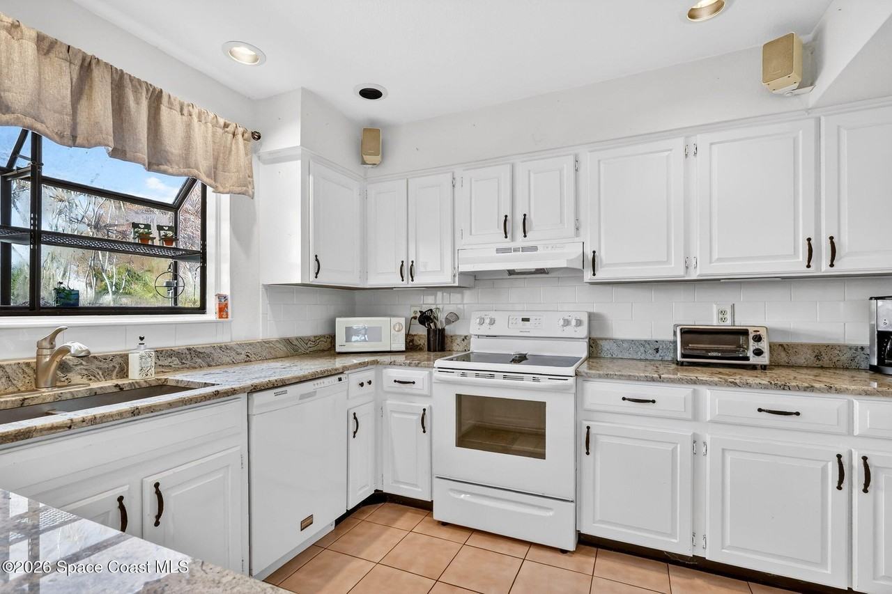 1431 Se Ashville Ct - Photo 2 of 43