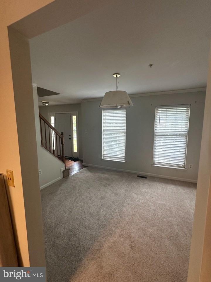 8207 Birdsong Dr - Photo 4 of 33