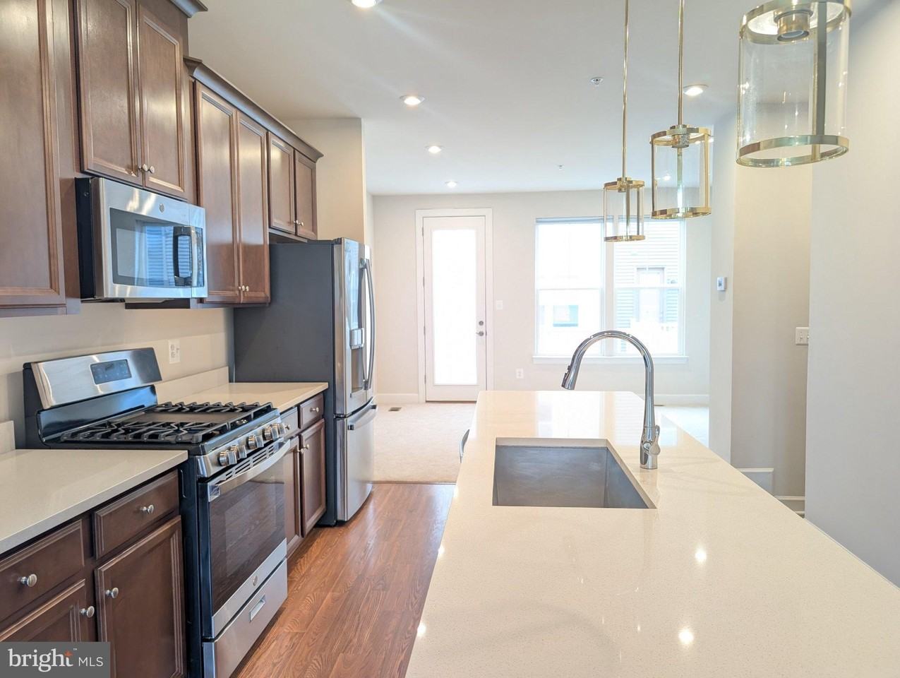 3511 Carnaby St - Photo 2 of 21