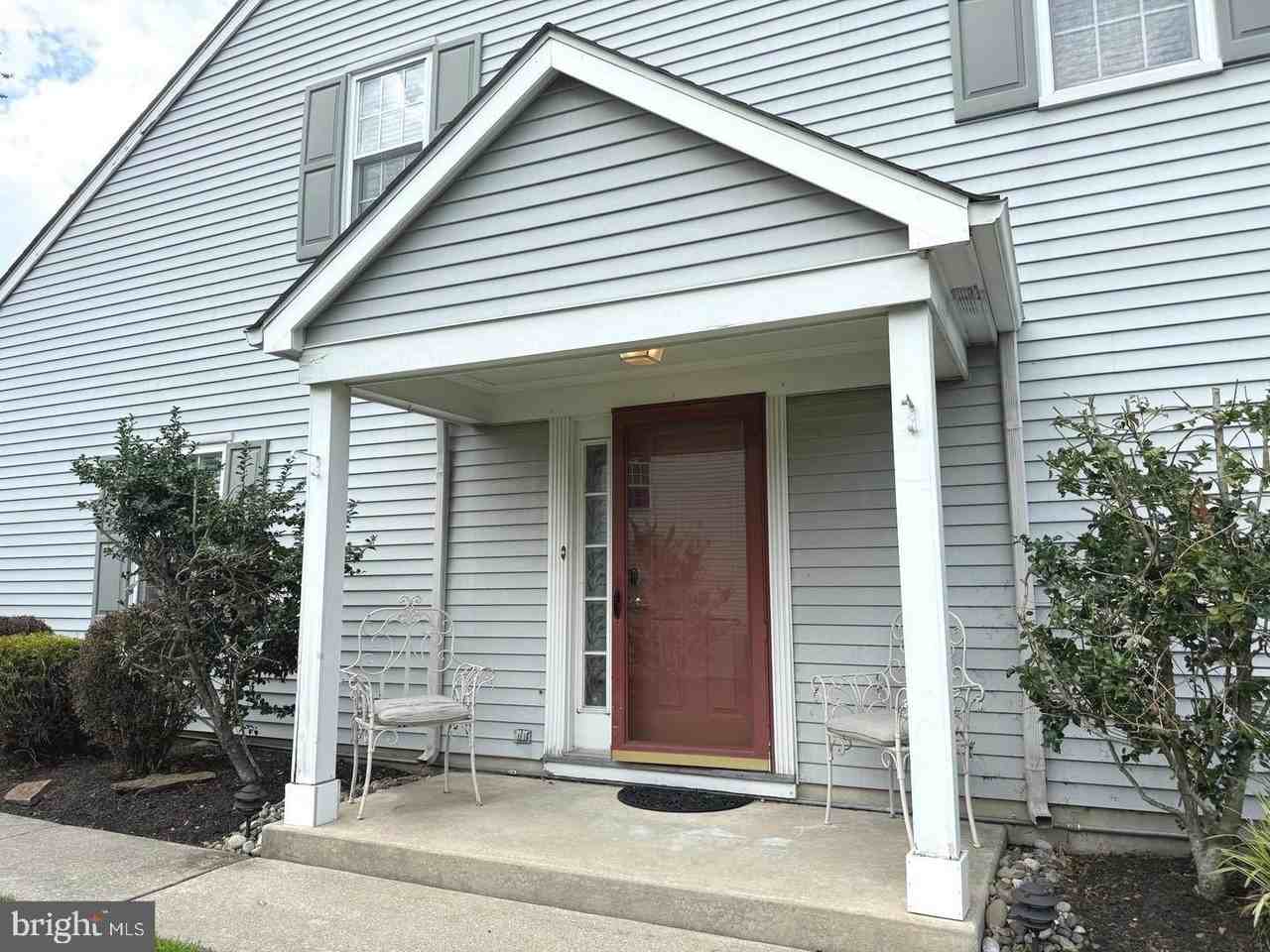 208 Hazelwood Ln - Photo 2 of 22