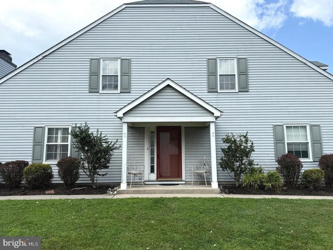 208 Hazelwood Ln - Photo 3 of 22