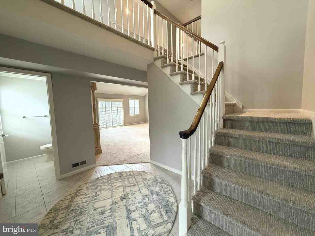 208 Hazelwood Ln - Photo 4 of 22