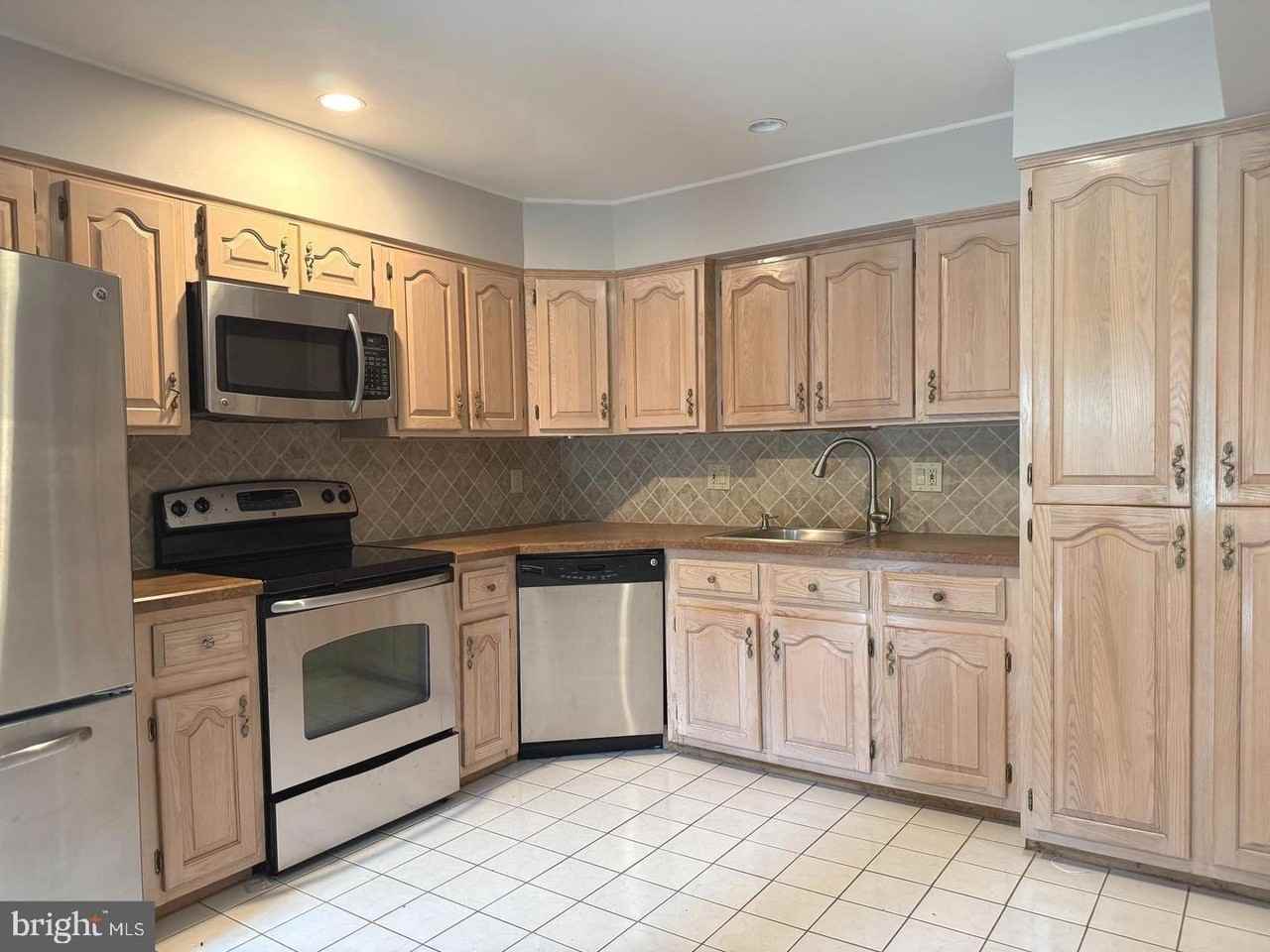 208 Hazelwood Ln - Photo 7 of 22
