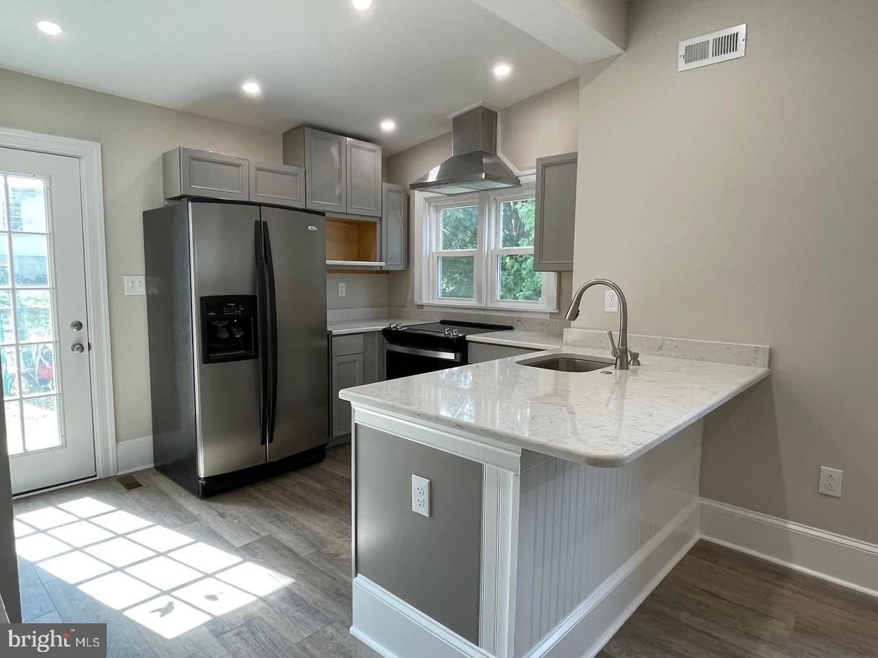 214 S Main St - Photo 7 of 17