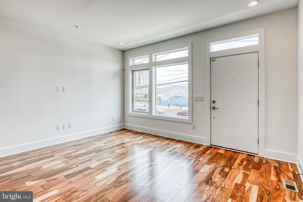 740 S Columbus Blvd #35 - Photo 3 of 23