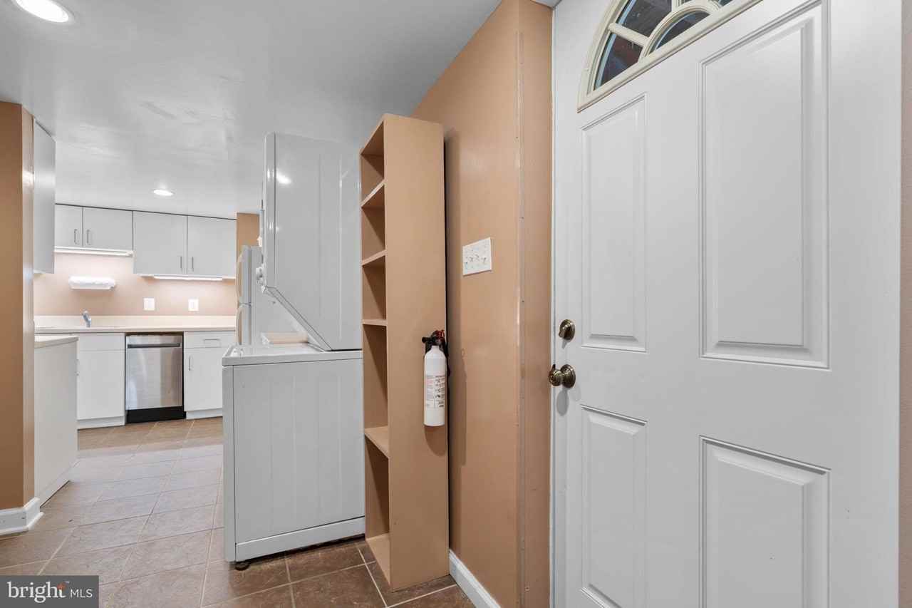 2427 N Sycamore St - Photo 2 of 23