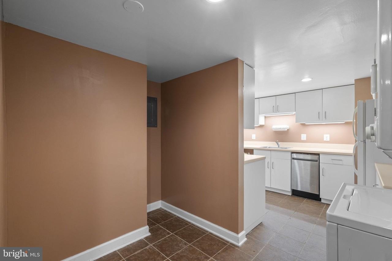 2427 N Sycamore St - Photo 3 of 23