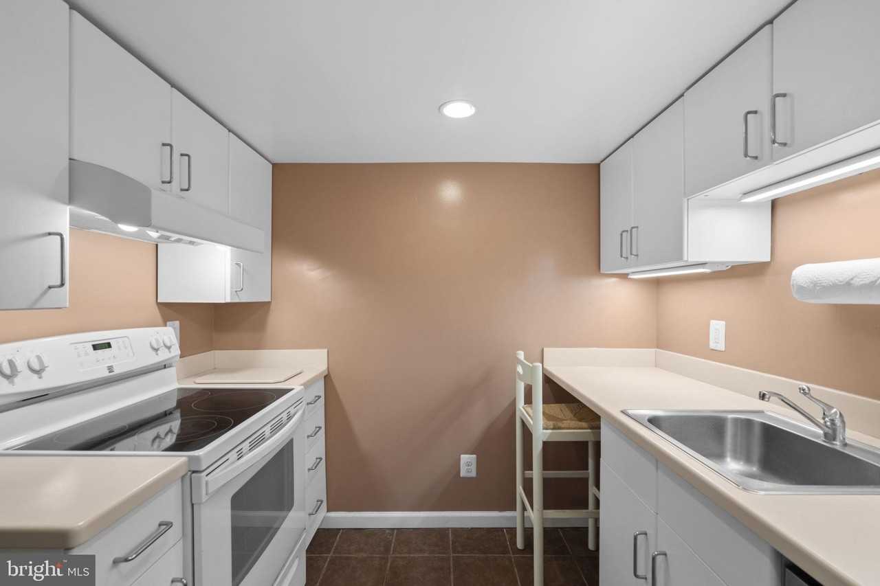 2427 N Sycamore St - Photo 6 of 23