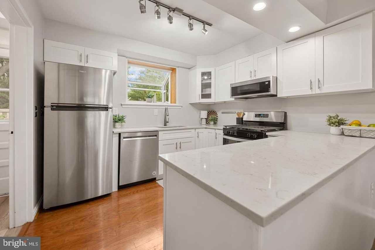 3825 Keller Ave - Photo 5 of 31