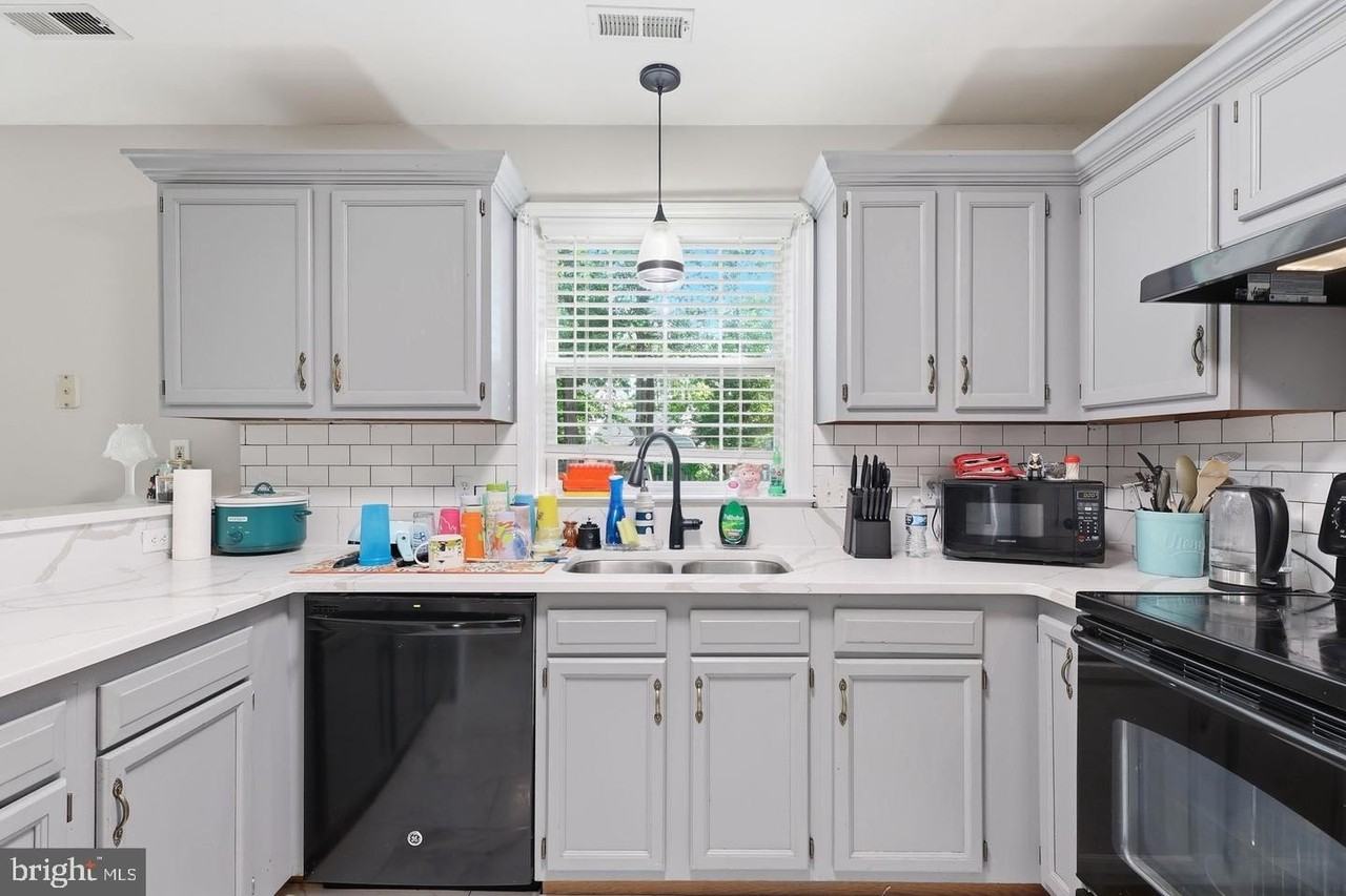 10106 S Fulton Dr - Photo 6 of 24