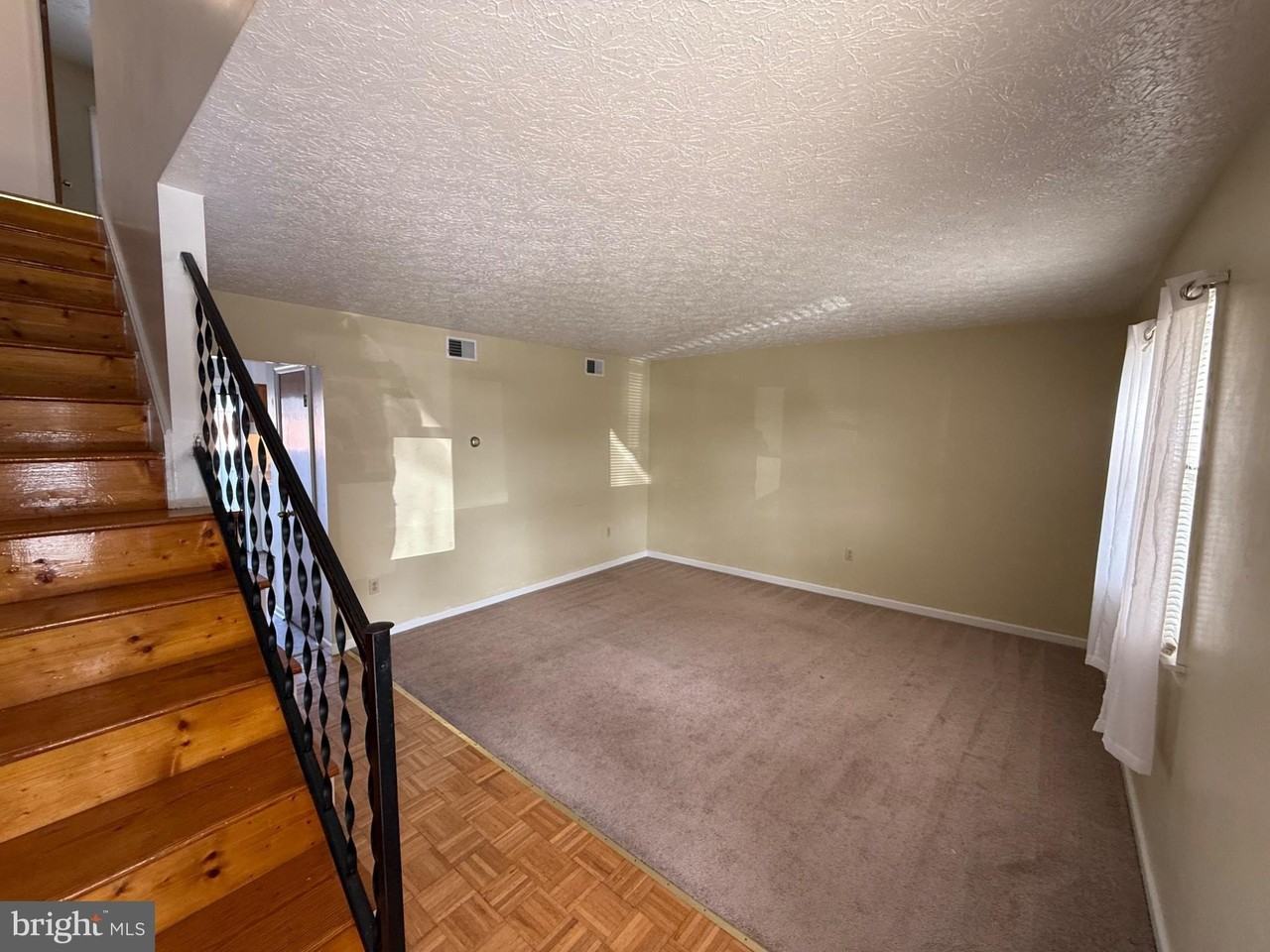 2352 Roosevelt Blvd - Photo 4 of 16