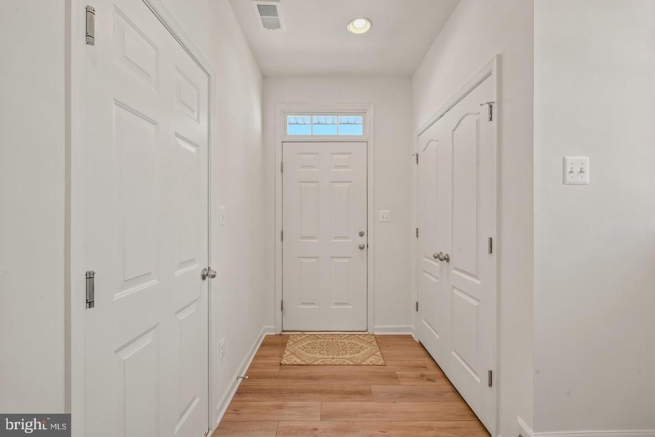 242 Charterhouse St - Photo 2 of 32