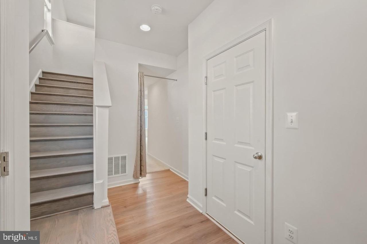 242 Charterhouse St - Photo 3 of 32
