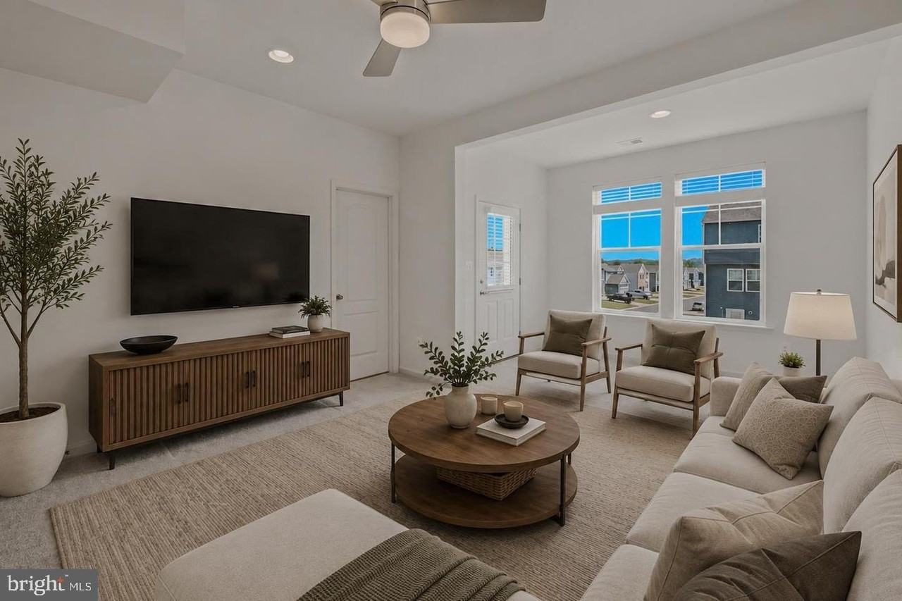 242 Charterhouse St - Photo 4 of 32