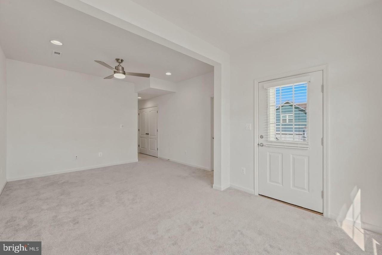 242 Charterhouse St - Photo 5 of 32