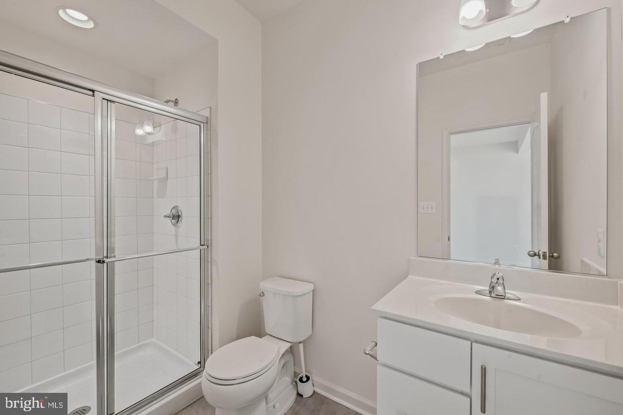 242 Charterhouse St - Photo 6 of 32