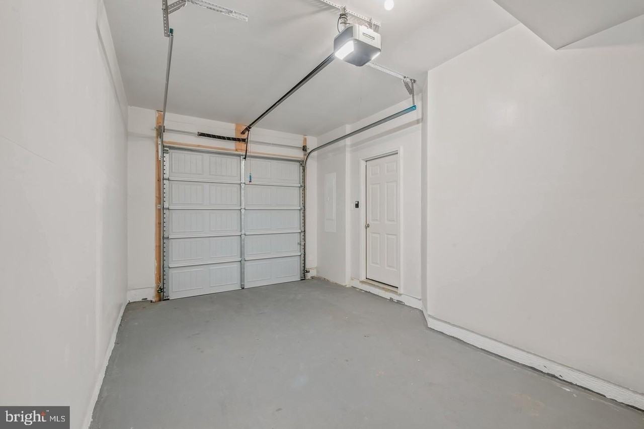 242 Charterhouse St - Photo 7 of 32