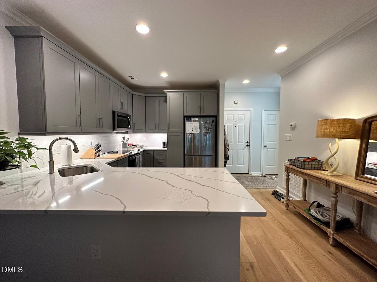 1062 Washington St - Photo 4 of 25