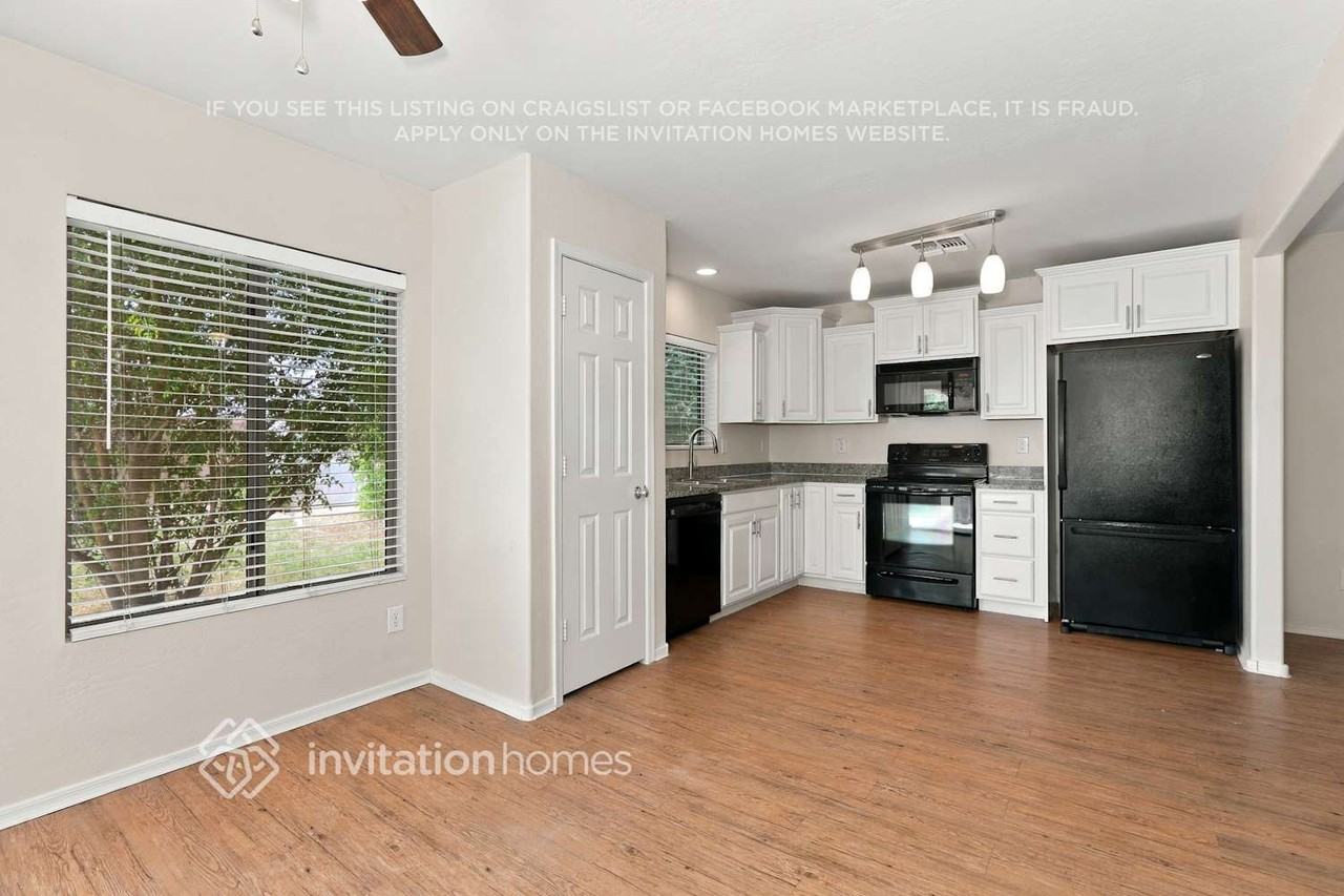 38508 N La Grange Ln - Photo 7 of 17