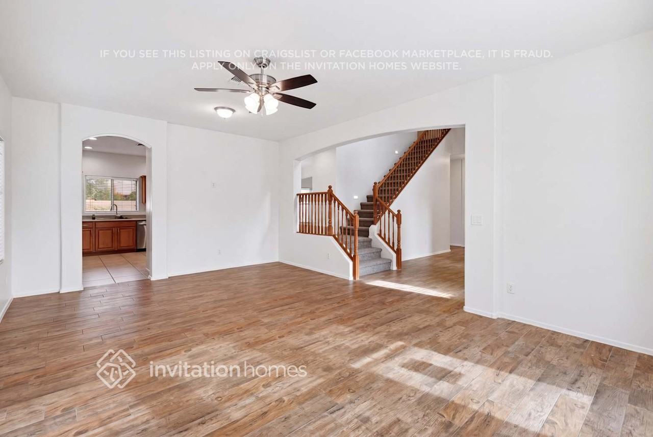 17762 W Watson Ln - Photo 3 of 22