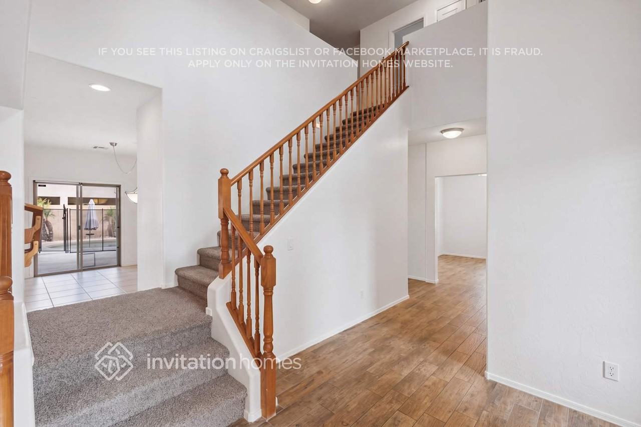 17762 W Watson Ln - Photo 4 of 22