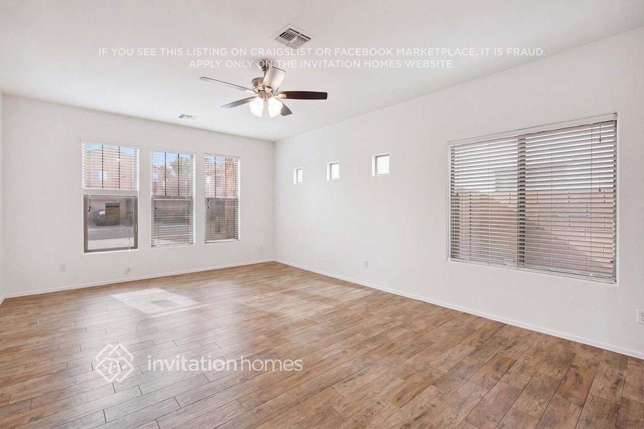 17762 W Watson Ln - Photo 5 of 22