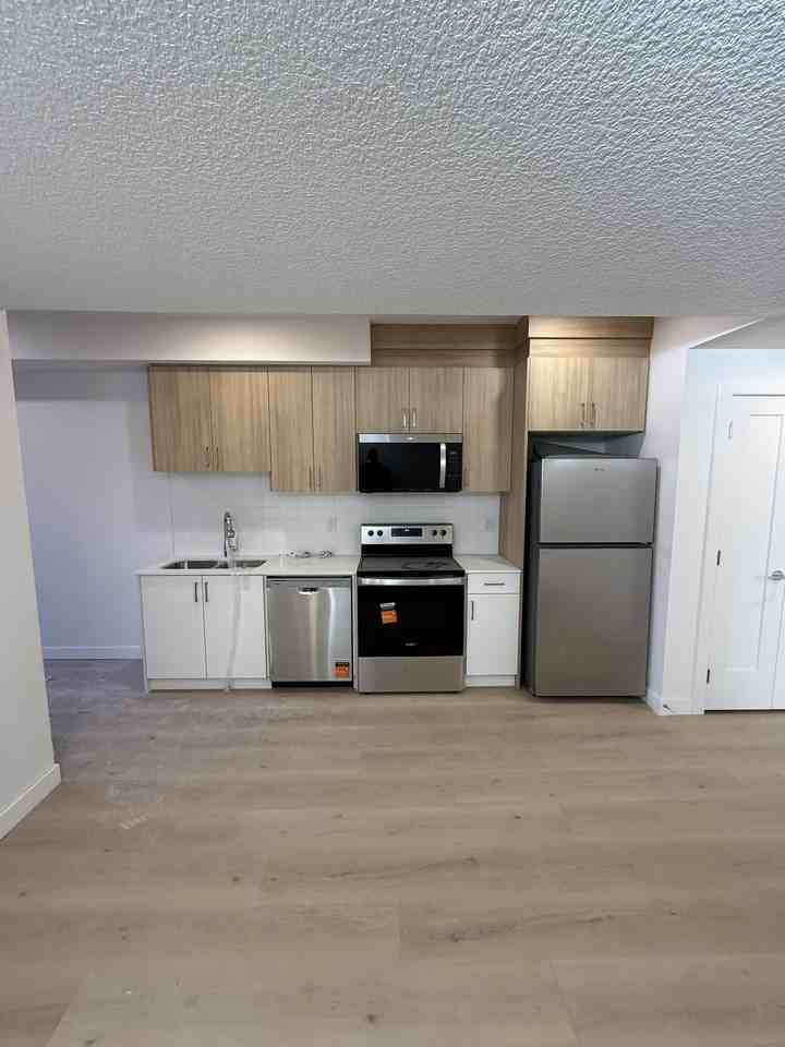 10915 151 Street - Photo 3 of 40