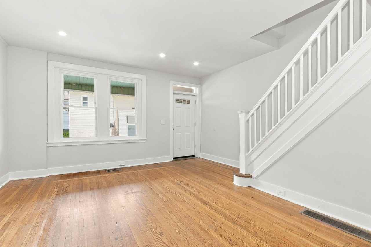 1119 S Peach St - Photo 3 of 10