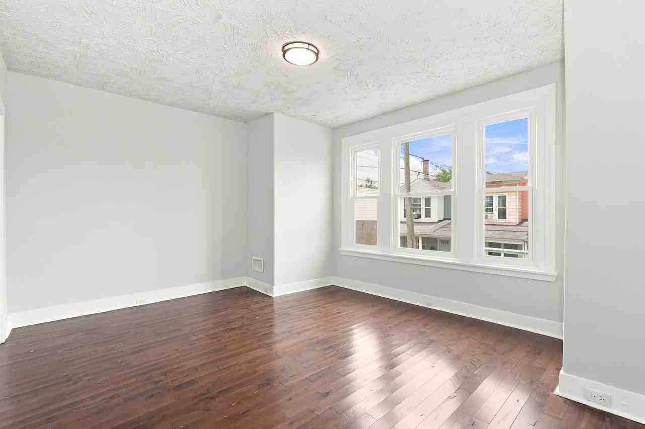 1119 S Peach St - Photo 5 of 10