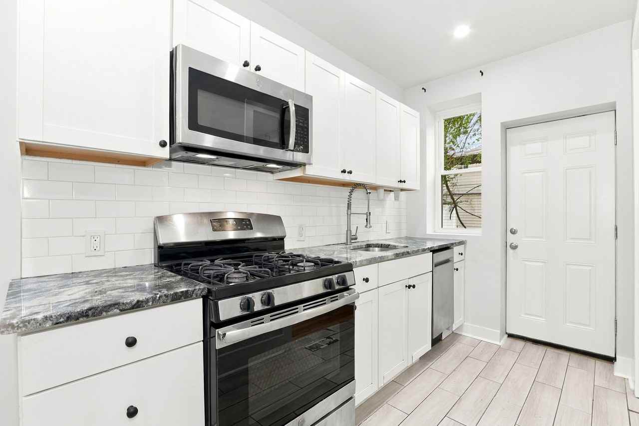1119 S Peach St - Photo 2 of 10