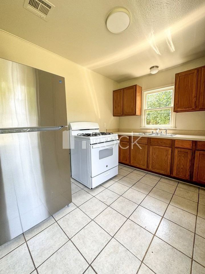 3725 Se 24th St - Photo 2 of 15