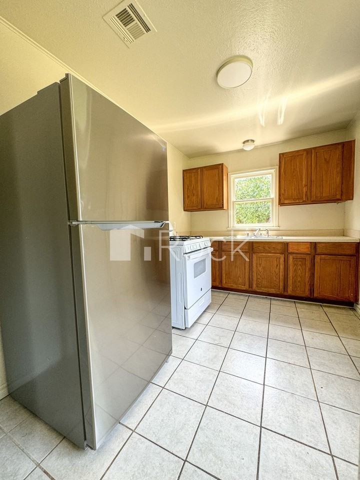 3725 Se 24th St - Photo 3 of 15
