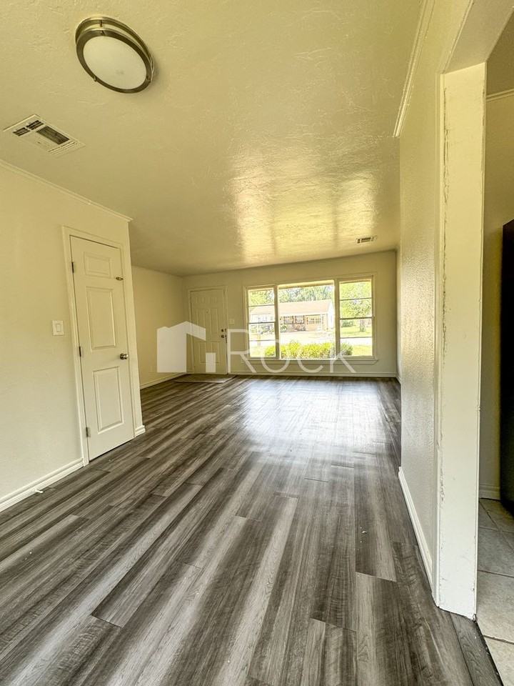 3725 Se 24th St - Photo 4 of 15
