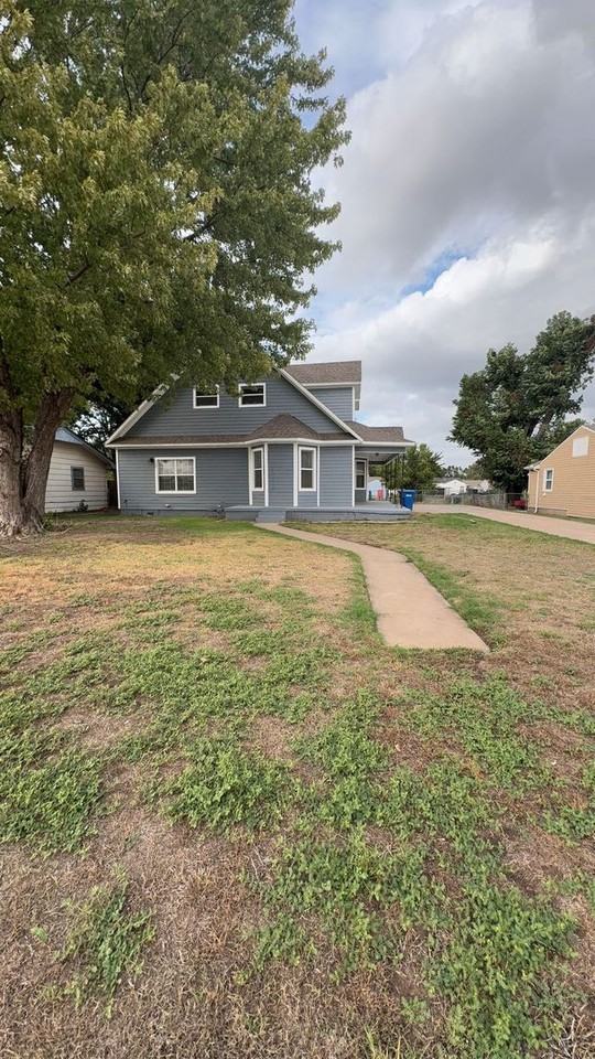 2424 W Oklahoma Ave - Photo 2 of 18