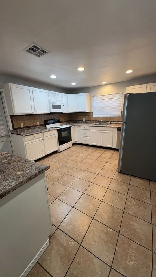 2424 W Oklahoma Ave - Photo 5 of 18