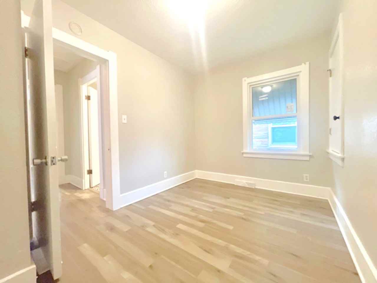 1658 Schomberg St - Photo 4 of 12
