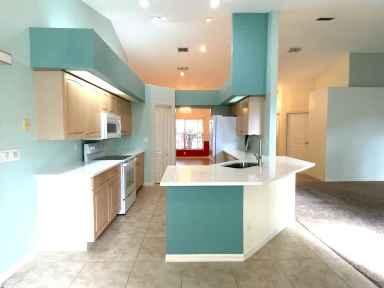 552 Woodgrove St - Photo 4 of 21
