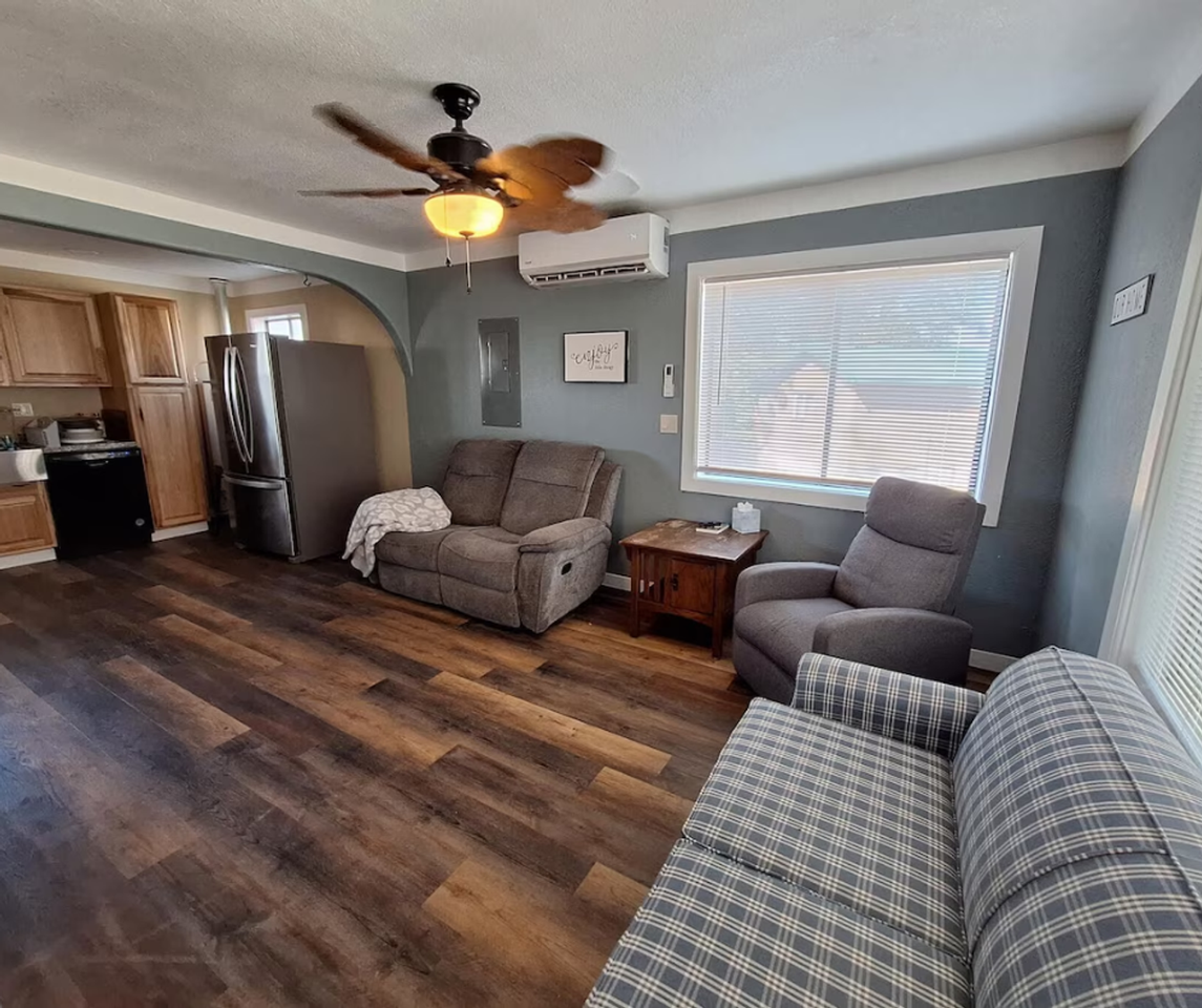 211 Se 16th St - Photo 3 of 14
