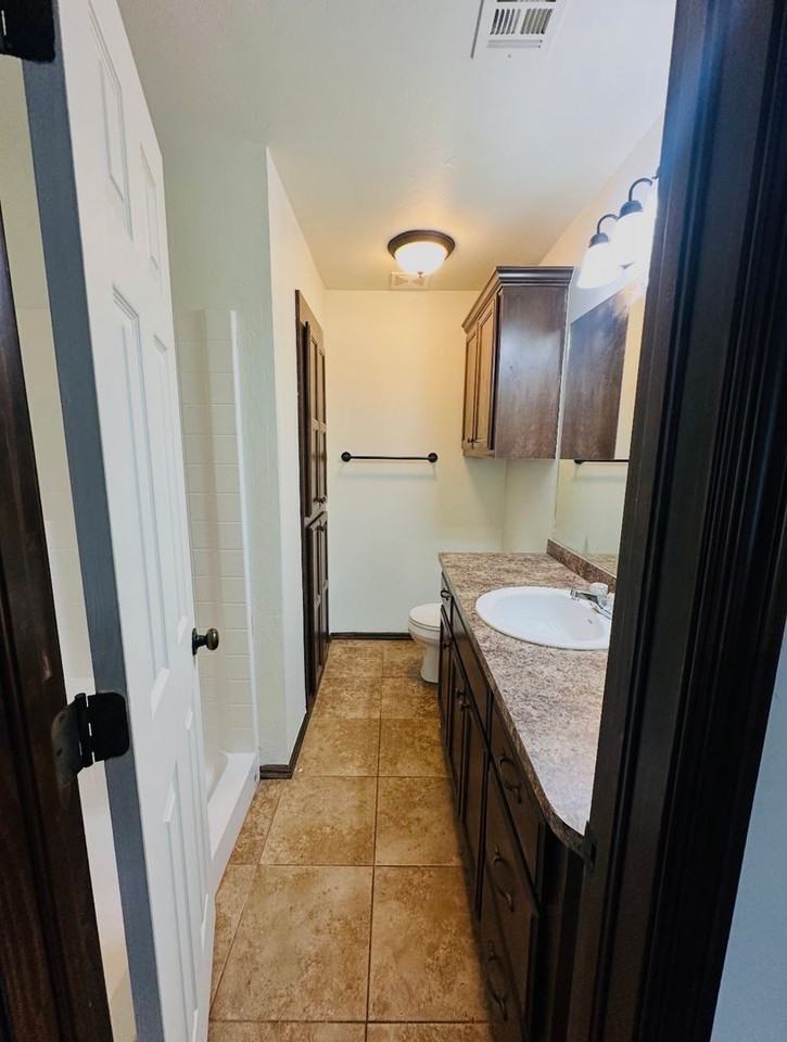 703 Ne 21st Ter - Photo 4 of 9