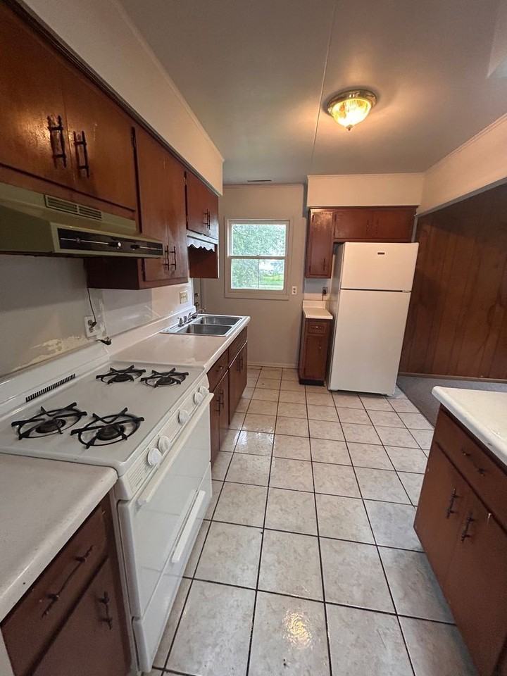 4610 Smith St - Photo 4 of 8