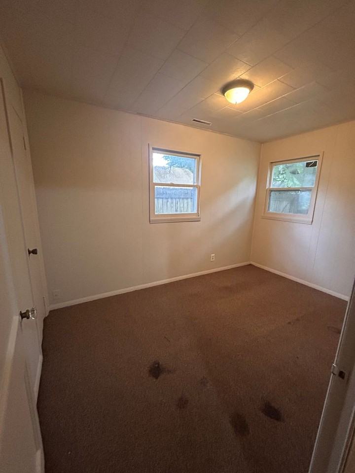 4610 Smith St - Photo 6 of 8
