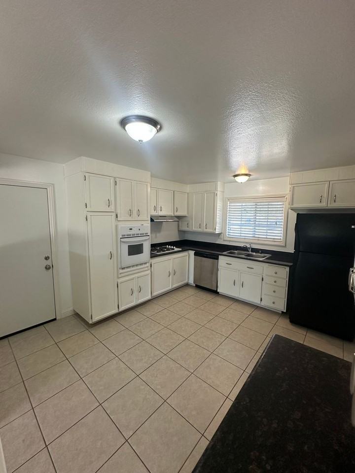 1388 Mira Flores Dr - Photo 4 of 19