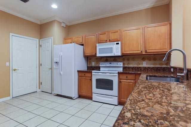 1236 Oxford Ln - Photo 4 of 15