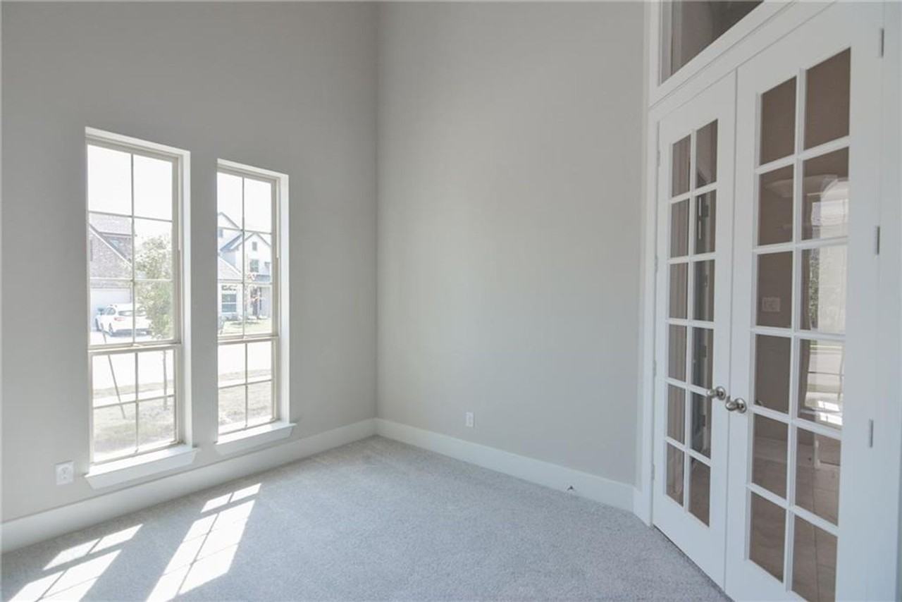 108 Potts St - Photo 5 of 33