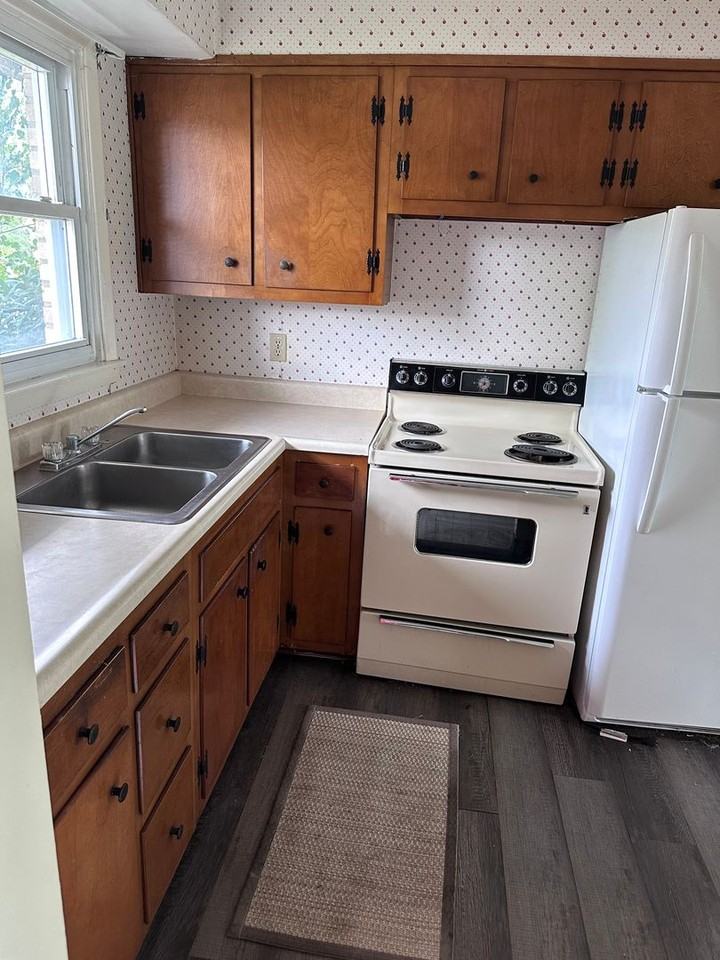 960 E High St Apt M - Photo 2 of 8