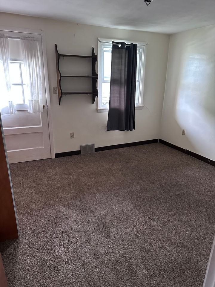 960 E High St Apt M - Photo 5 of 8