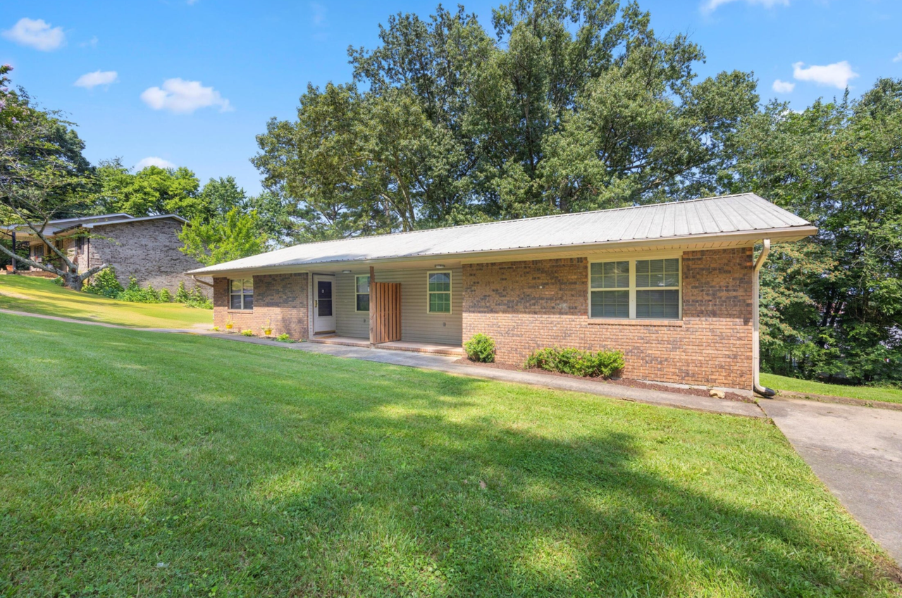 405 Missionary Ave - Photo 2 of 12