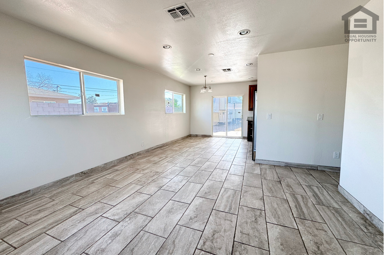 2739 W Rancho Dr - Photo 6 of 38