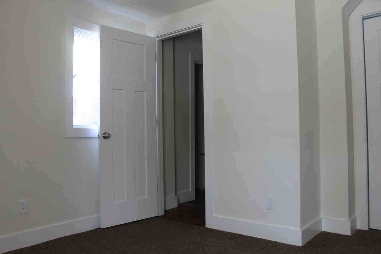 412 E 16th St - Photo 2 of 11